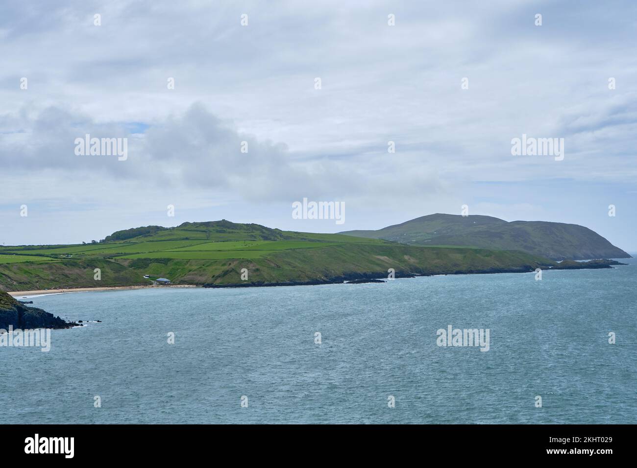 Une vue vers l'ouest depuis le Wales Coast Path de Porthor à Mynydd Anelog Banque D'Images