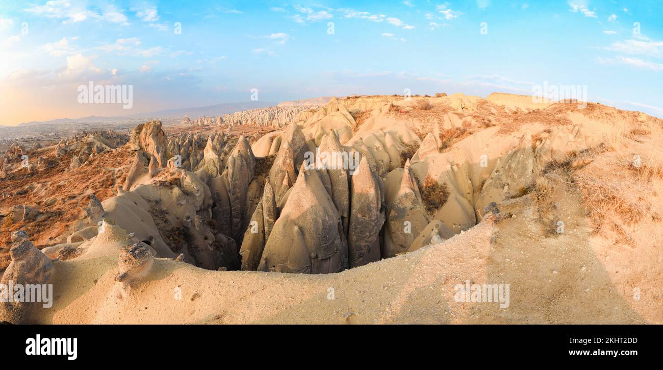 Vue panoramique sur certaines formations rocheuses de la vallée de la Rose et de la Rouge en Cappadoce pendant un beau coucher de soleil. Göreme, centre d'Antolia, Turquie. Banque D'Images