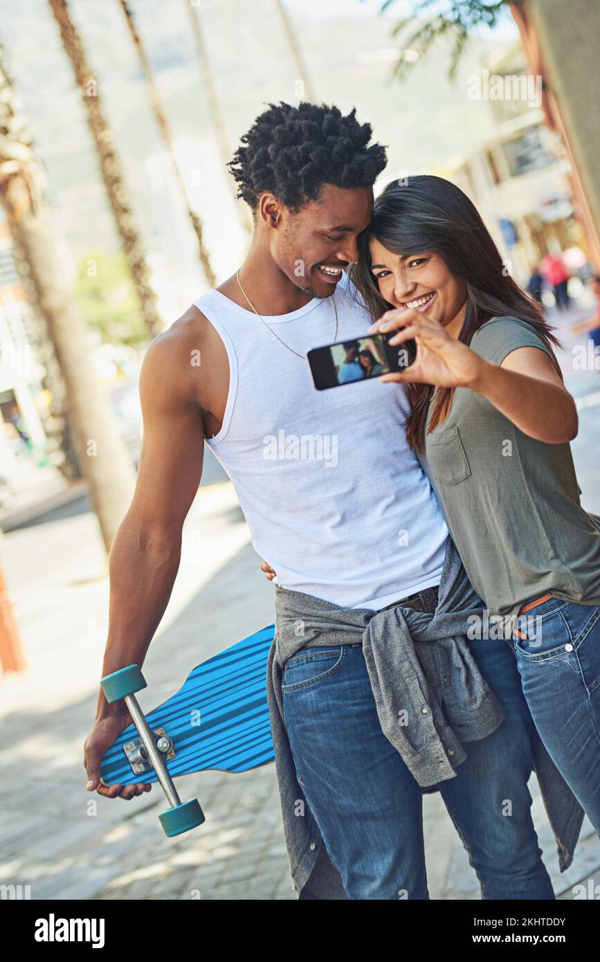 Couple noir, téléphone et voyage avec le sourire pour selfie, vacances ou vacances d'été et moment de relation. Bonne femme et homme afro-américain souriant Banque D'Images