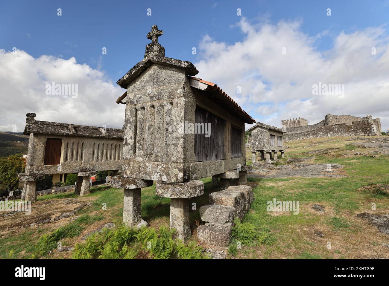 Un vieux grenier (espigueiros) et le château au-dessus du village de Lindoso dans le Parque Nacional da Peneda-Geres, dans le nord du Portugal. Banque D'Images