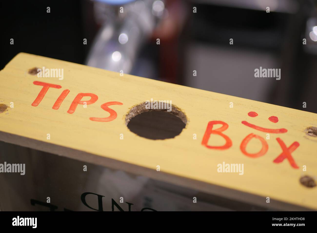 gros plan d'une boîte de pourboires dans un café Banque D'Images