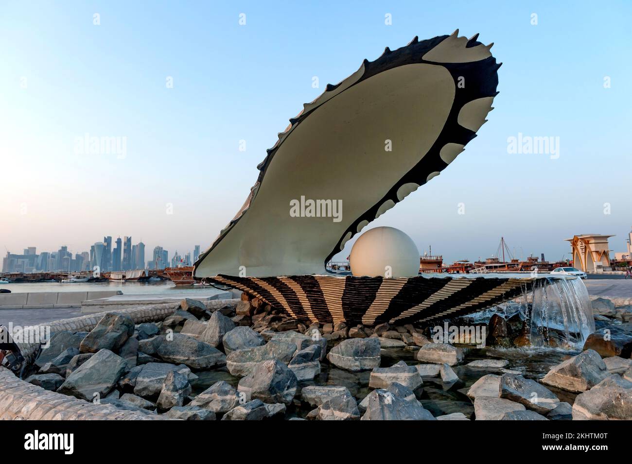 Doha, Qatar. 20 septembre 2019 le monument et la fontaine de la perle de Doha, un endroit populaire pour les photos, à l'entrée du port de Dhow sur la Corniche, Banque D'Images