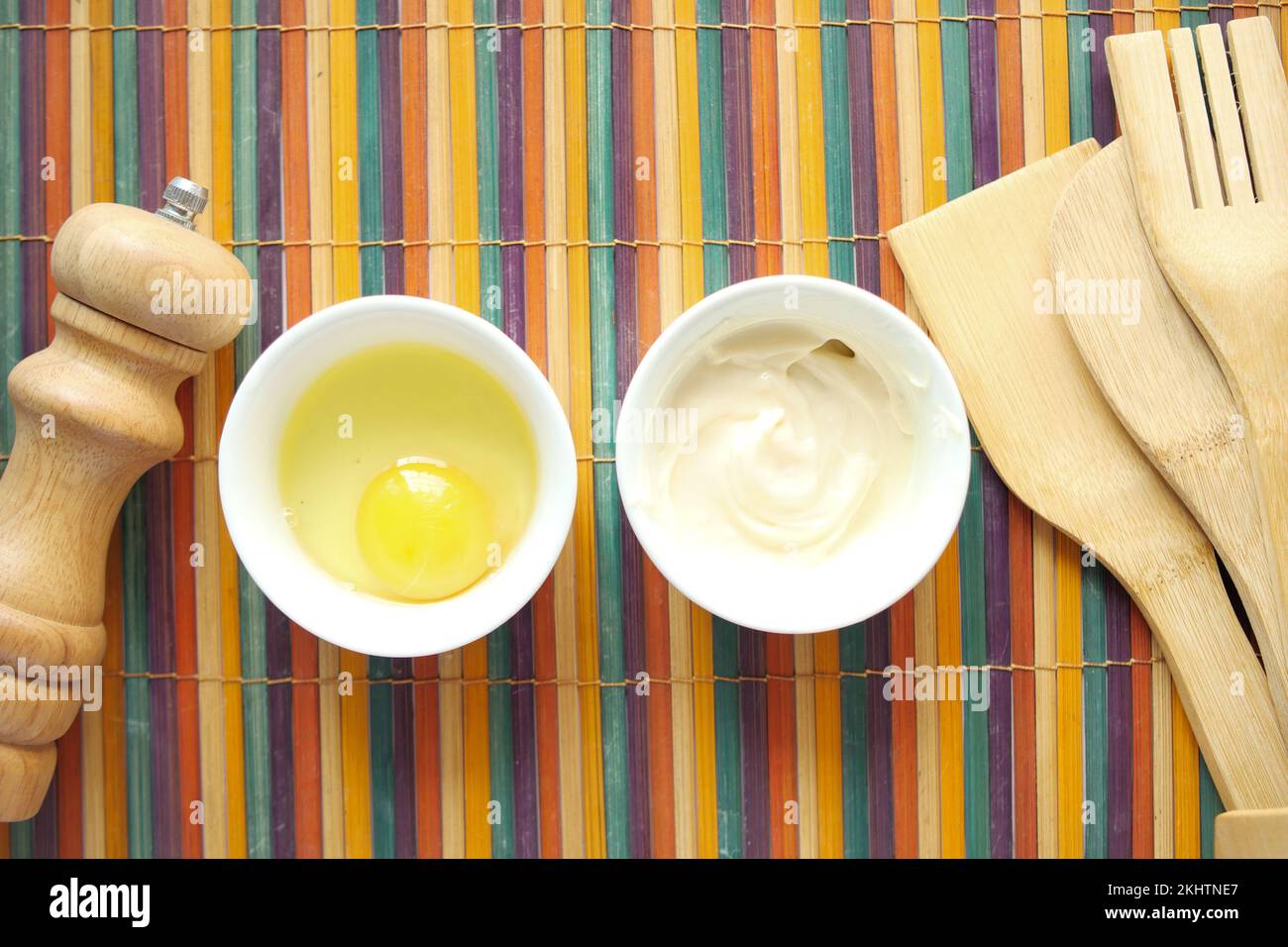 Mayonnaise dans un récipient , huile et œufs sur la table Banque D'Images