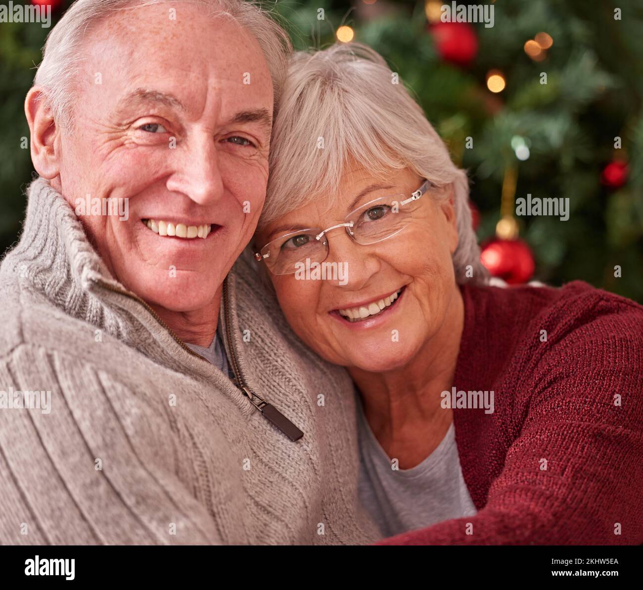 Couple senior, portrait et joyeux noël à la maison, maison et bonheur, amour et soin ensemble pour les vacances d'hiver. Homme, femme et vieux Banque D'Images