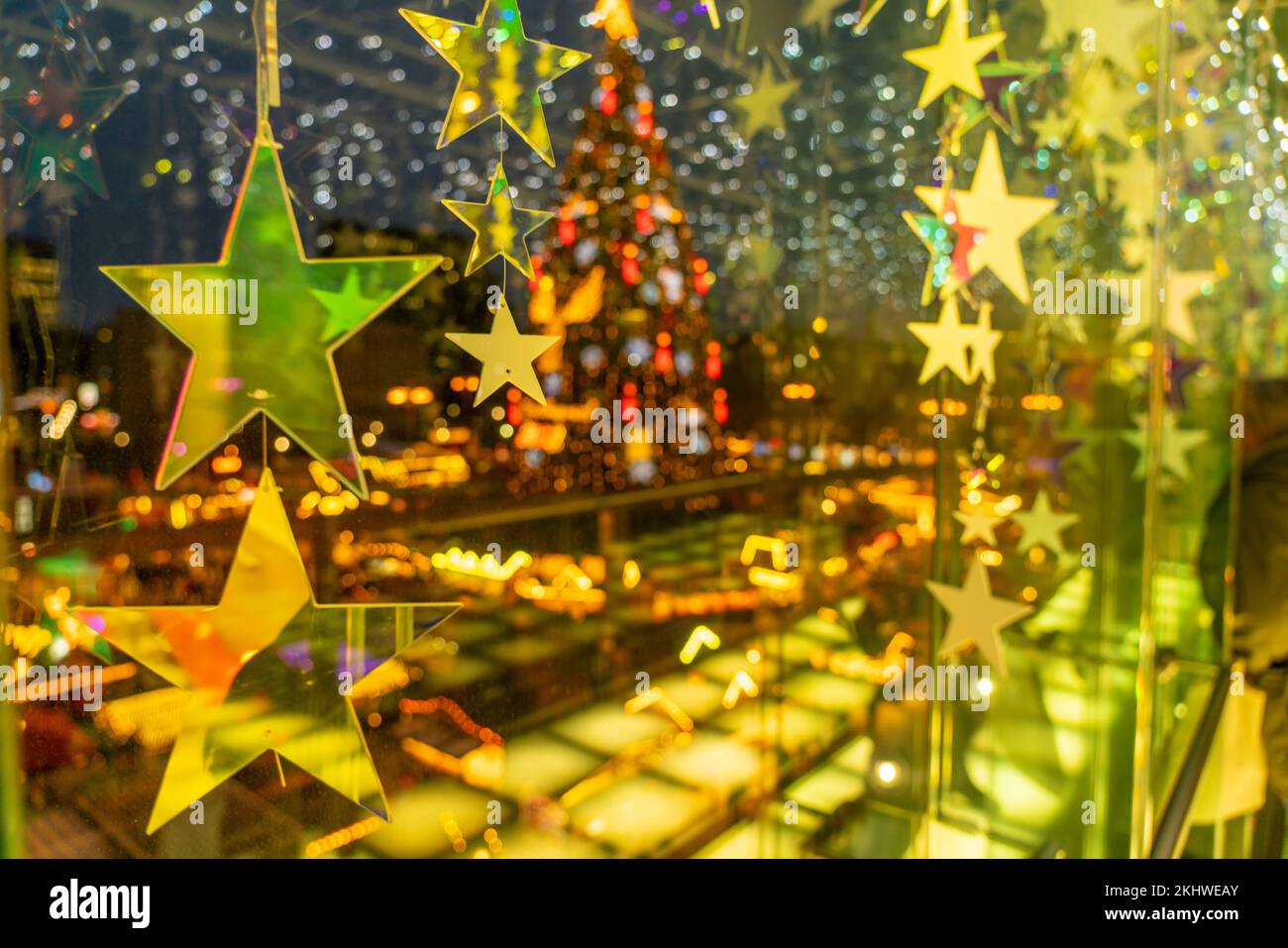 Marché de Noël à Dortmund, Hansaplatz, vue depuis une galerie piétonne entre 2 grands magasins, sur le marché avec le plus grand arbre de Noël Banque D'Images