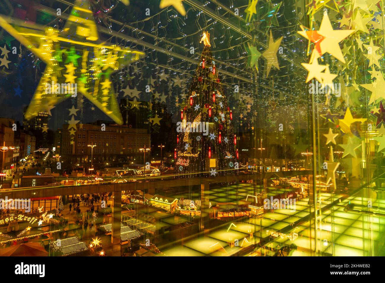 Marché de Noël à Dortmund, Hansaplatz, vue depuis une galerie piétonne entre 2 grands magasins, sur le marché avec le plus grand arbre de Noël Banque D'Images