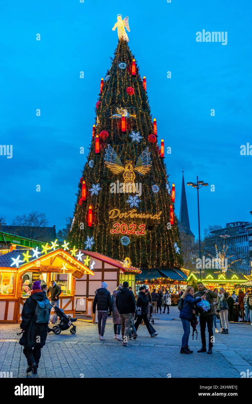 Marché de Noël à Dortmund, Hansaplatz, le marché avec le plus grand arbre de Noël au monde, NRW, Allemagne, Banque D'Images