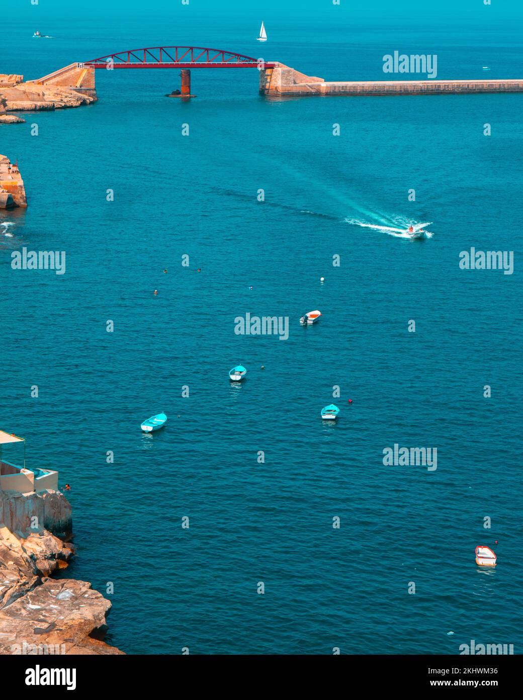 Un cliché vertical de la mer et des bateaux avec le pont St Elmo en arrière-plan. Malte. Banque D'Images