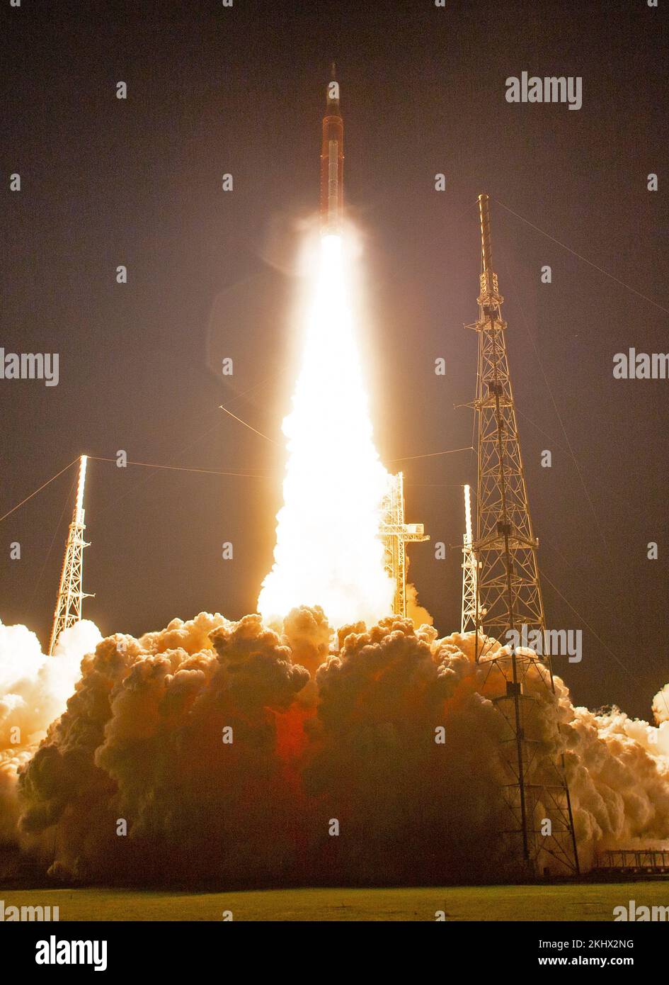CENTRE SPATIAL KENNEDY, FLORIDE, États-Unis - 16 novembre 2022 - la fusée spatiale de la NASA transportant le vaisseau spatial Orion lance le navire Artemis i flig Banque D'Images