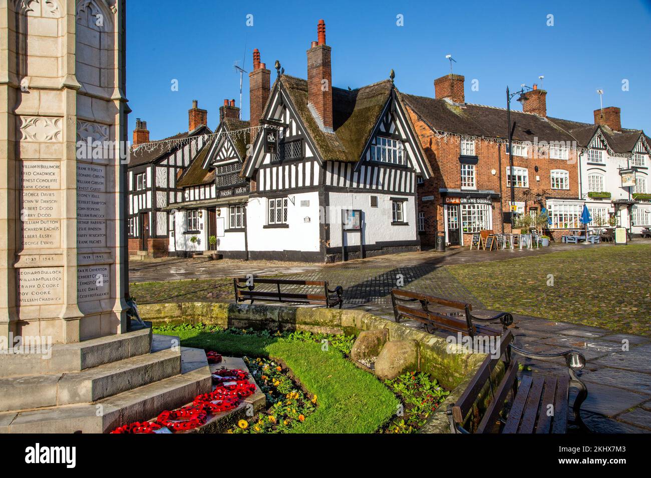 Le mur du mémorial, place du marché et à colombages Black Bear inn noir et blanc dans la ville de marché de Cheshire, en Angleterre Sandbach Banque D'Images