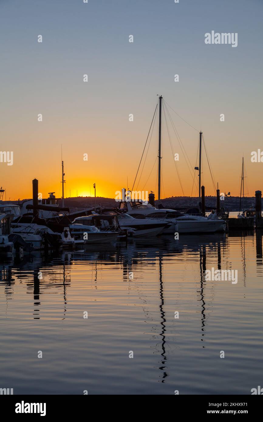 Yachts amarrés à Brixham Marina au coucher du soleil, Devon, Angleterre Banque D'Images