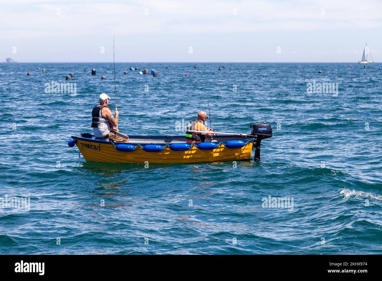 Pêcheur en petit bateau de pêche en bois près de Torquay Banque D'Images