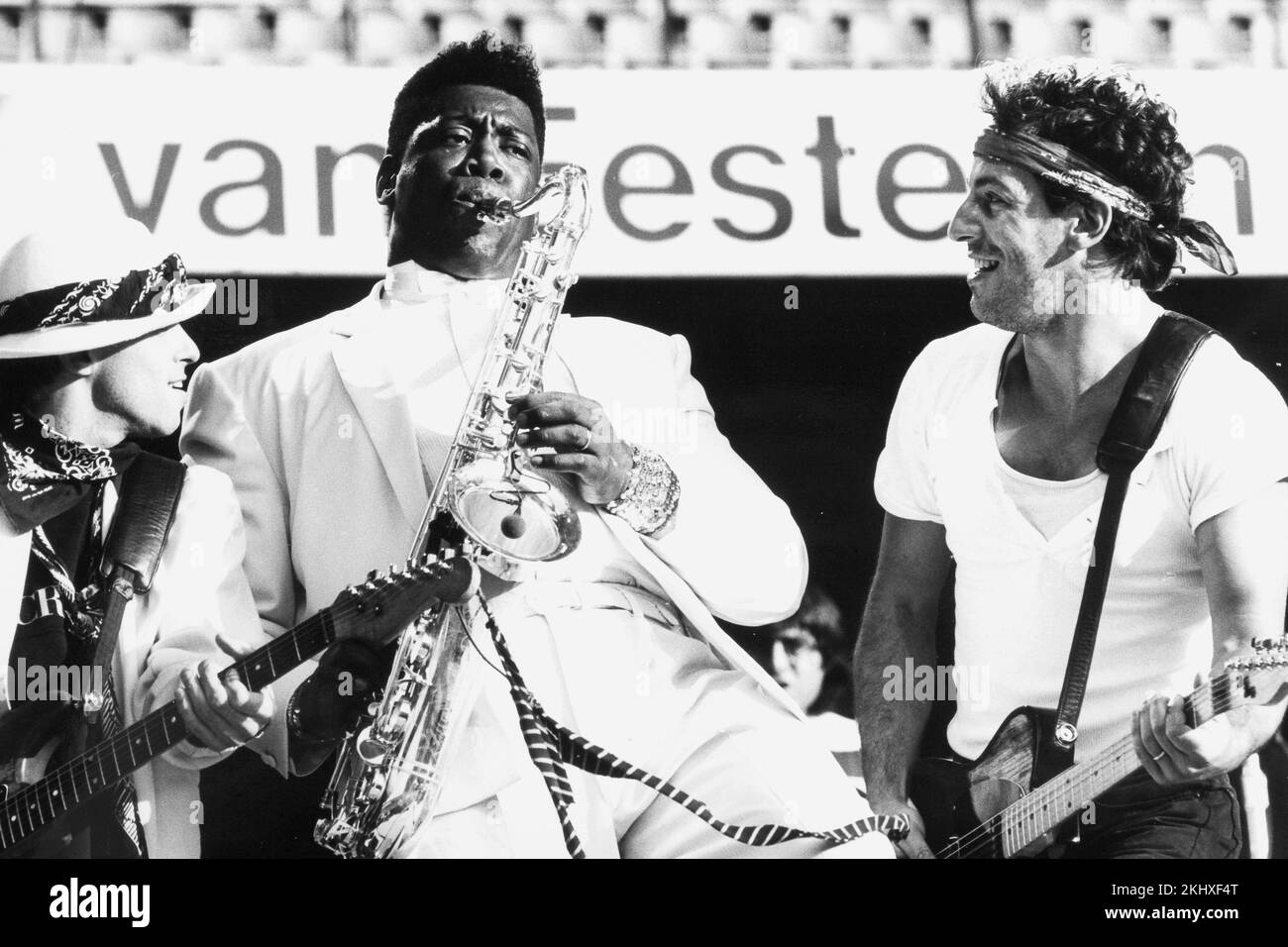 Bruce Springsteen avec Clarence Clemons en concert avec le groupe E Streetband dans le stade Feyenoord né dans la tournée des États-Unis. - Rotterdam Hollande - vvbvanbre Banque D'Images