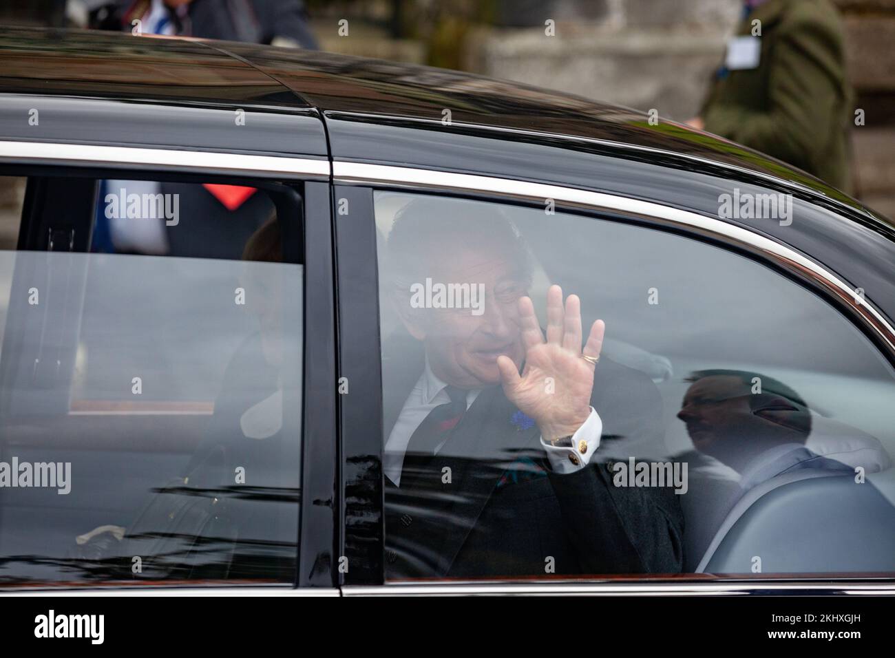 Roi Charles iii en train de passer la limousine Bentley State Limousine à Dunfermline, Fife Banque D'Images