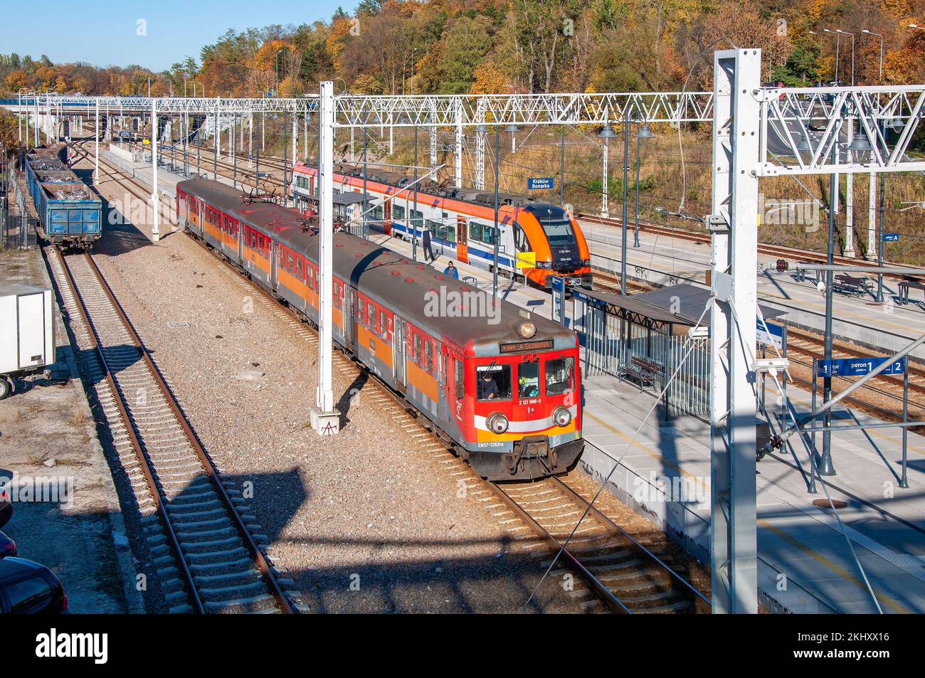 Cracovie, Pologne - 20 octobre 2022: Deux trains, un style ancien et un moderne pour le transport rapide de la ville et de la région sur Cracovie-Bonarka récemment reconstruit Banque D'Images