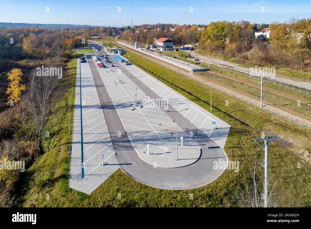 P+R. Parc et promenade grand parking, avec des installations pour  handicapés et une petite gare dans le quartier de Swoszowice à Cracovie,  Pologne, pour la ville rapide t Photo Stock - Alamy