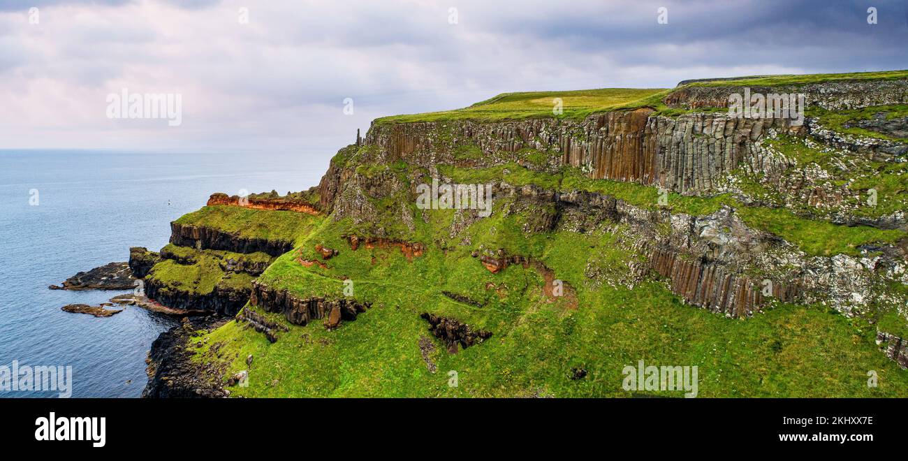 Irlande du Nord, Royaume-Uni. Falaises de la côte Atlantique dans le comté d'Antrim avec strates géologiques visibles et formation de basalte volcanique de pôle hexagonal naturel Banque D'Images