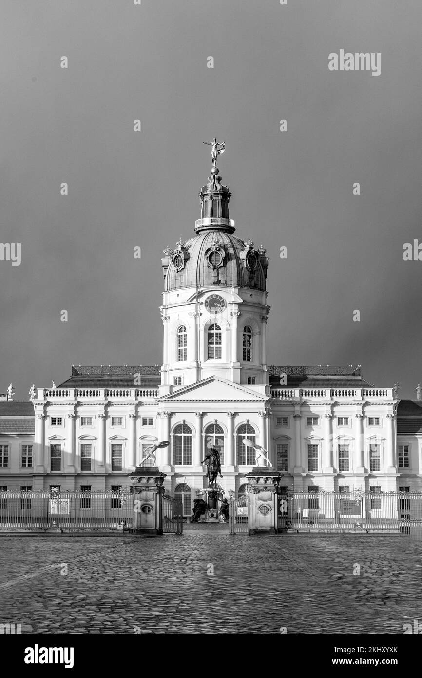 Vue sur le château de Charlottenburg à Berlin sous des nuages sombres Banque D'Images