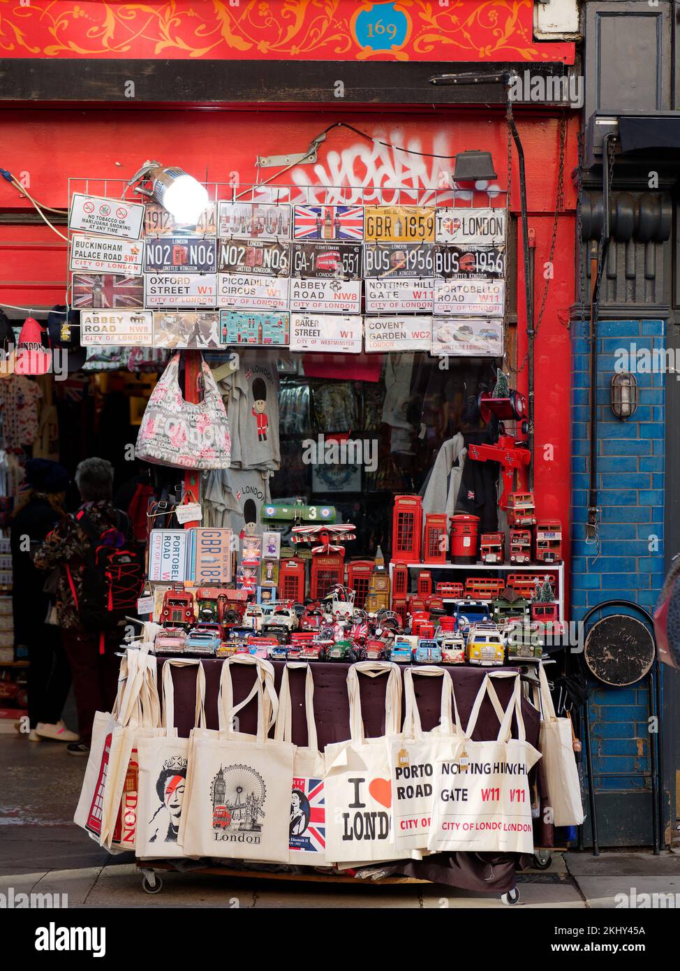 Boutique de souvenirs à façade rouge sur Portabello Road dans le quartier de Notting Hill à Londres Banque D'Images