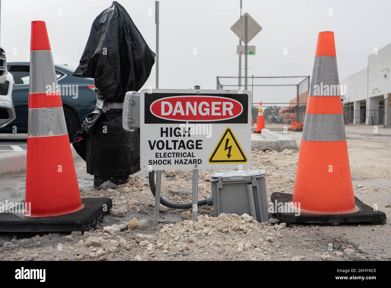 Photographie du panneau haute tension à côté des cônes de sécurité. Banque D'Images