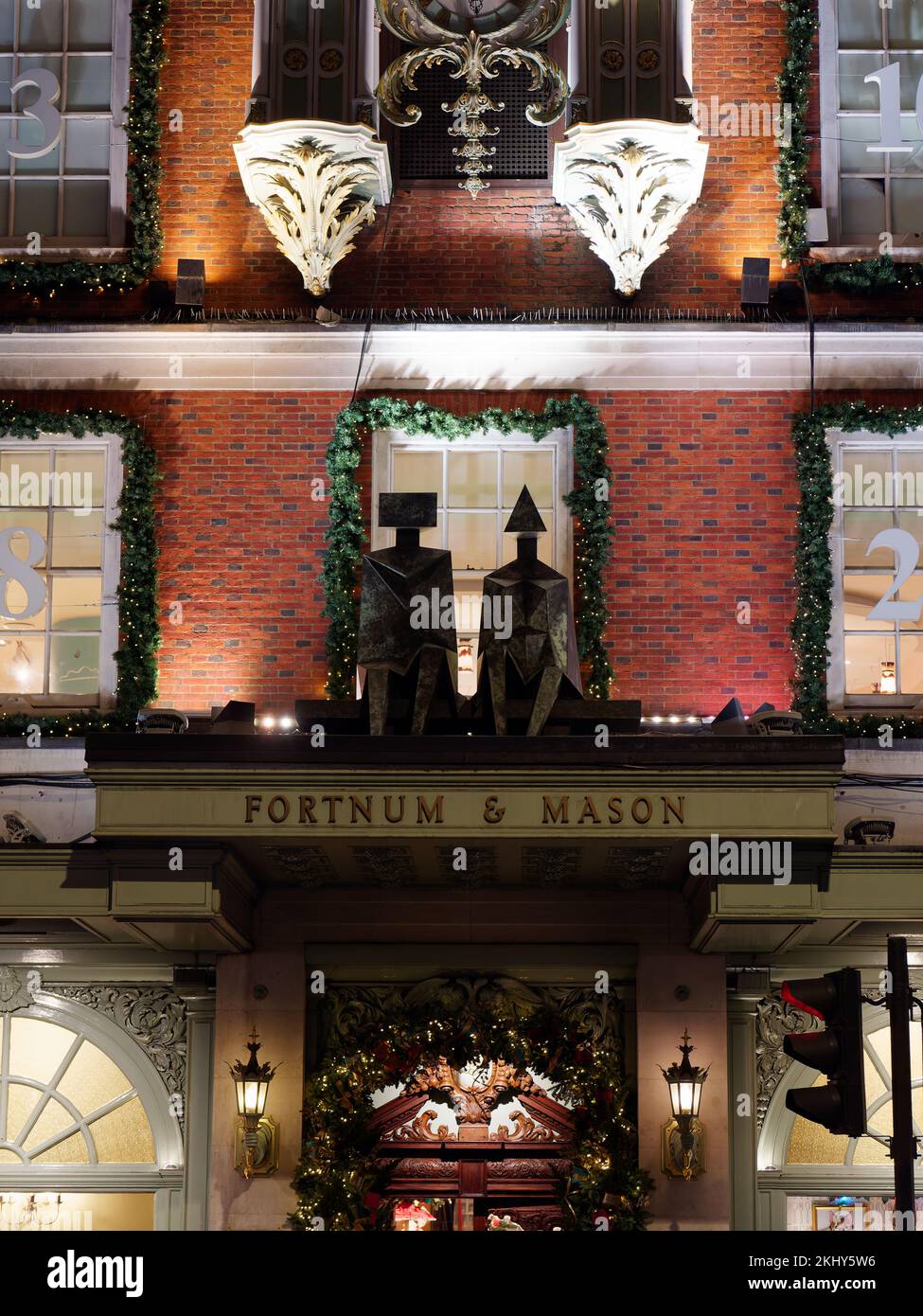 Fortnum et Mason Department Store Affichage de Noël façade montrant les symboles emblématiques du magasin, Piccadilly London. Banque D'Images