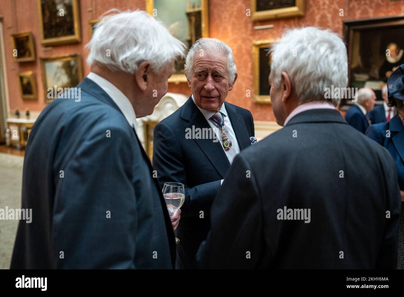Le roi Charles III s'entretient avec Sir David Attenborough (à gauche) lors d'un déjeuner à l'intention des membres de l'ordre du mérite, au Palais de Buckingham, à Londres. Date de la photo: Jeudi 24 novembre 2022. Banque D'Images