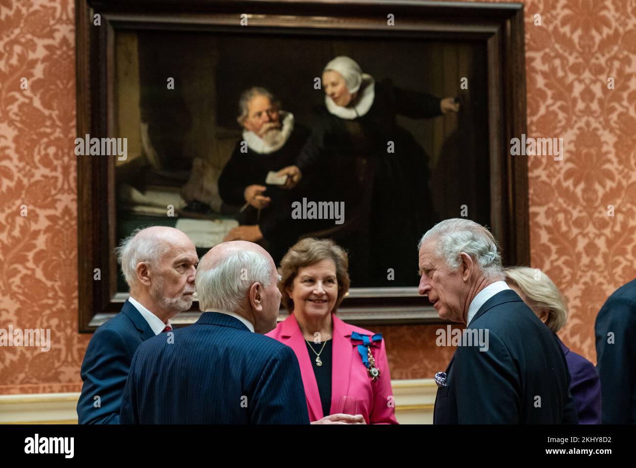 Le roi Charles III s'entretient avec le professeur Dame Ann Dowling et d'autres membres de l'ordre du mérite lors d'un déjeuner à l'intention des membres de l'ordre du mérite à Buckingham Palace, à Londres. Date de la photo: Jeudi 24 novembre 2022. Banque D'Images