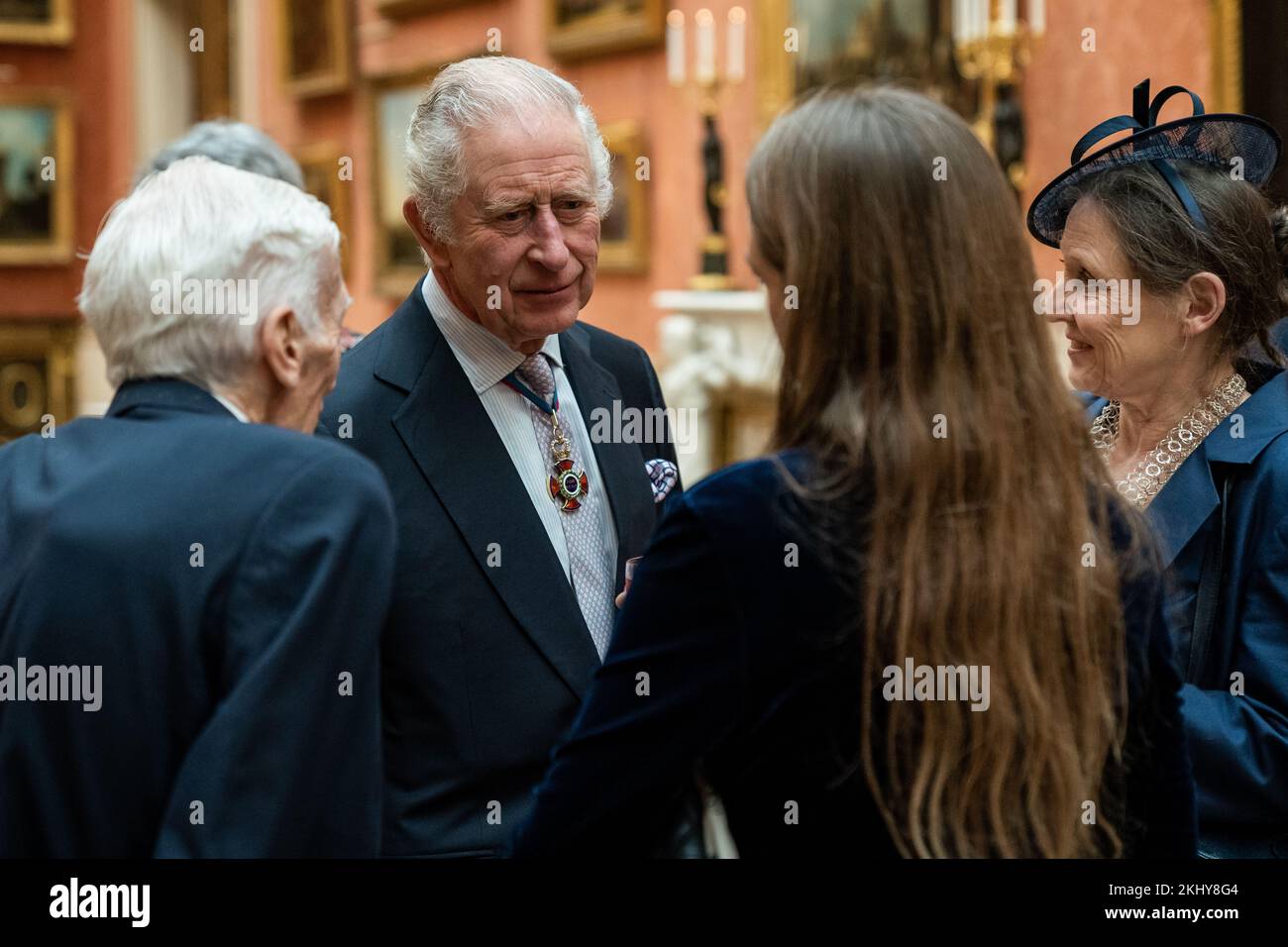 Le Roi Charles III lors d'un déjeuner pour les membres de l'ordre du mérite au Palais de Buckingham, à Londres. Date de la photo: Jeudi 24 novembre 2022. Banque D'Images