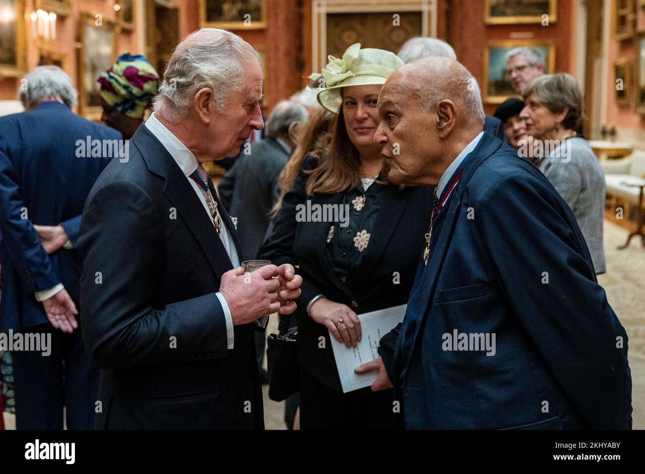 Le roi Charles III s'entretient avec le professeur Magdi Yacoub lors d'un déjeuner à l'intention des membres de l'ordre du mérite à Buckingham Palace, Londres. Date de la photo: Jeudi 24 novembre 2022. Banque D'Images