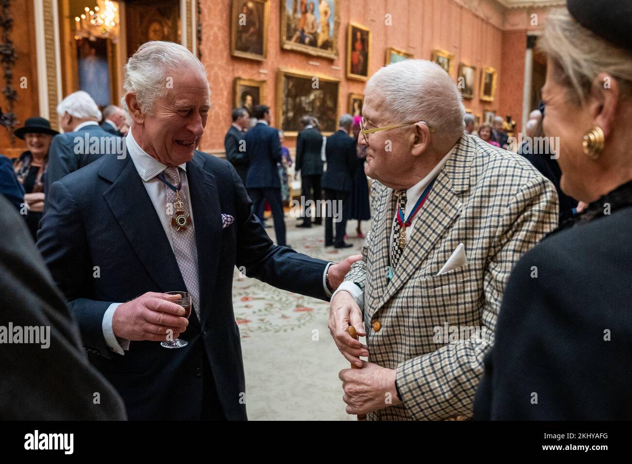 Le roi Charles III s'entretient avec M. David Hockney lors d'un déjeuner pour les membres de l'ordre du mérite au Palais de Buckingham, à Londres. Date de la photo: Jeudi 24 novembre 2022. Banque D'Images