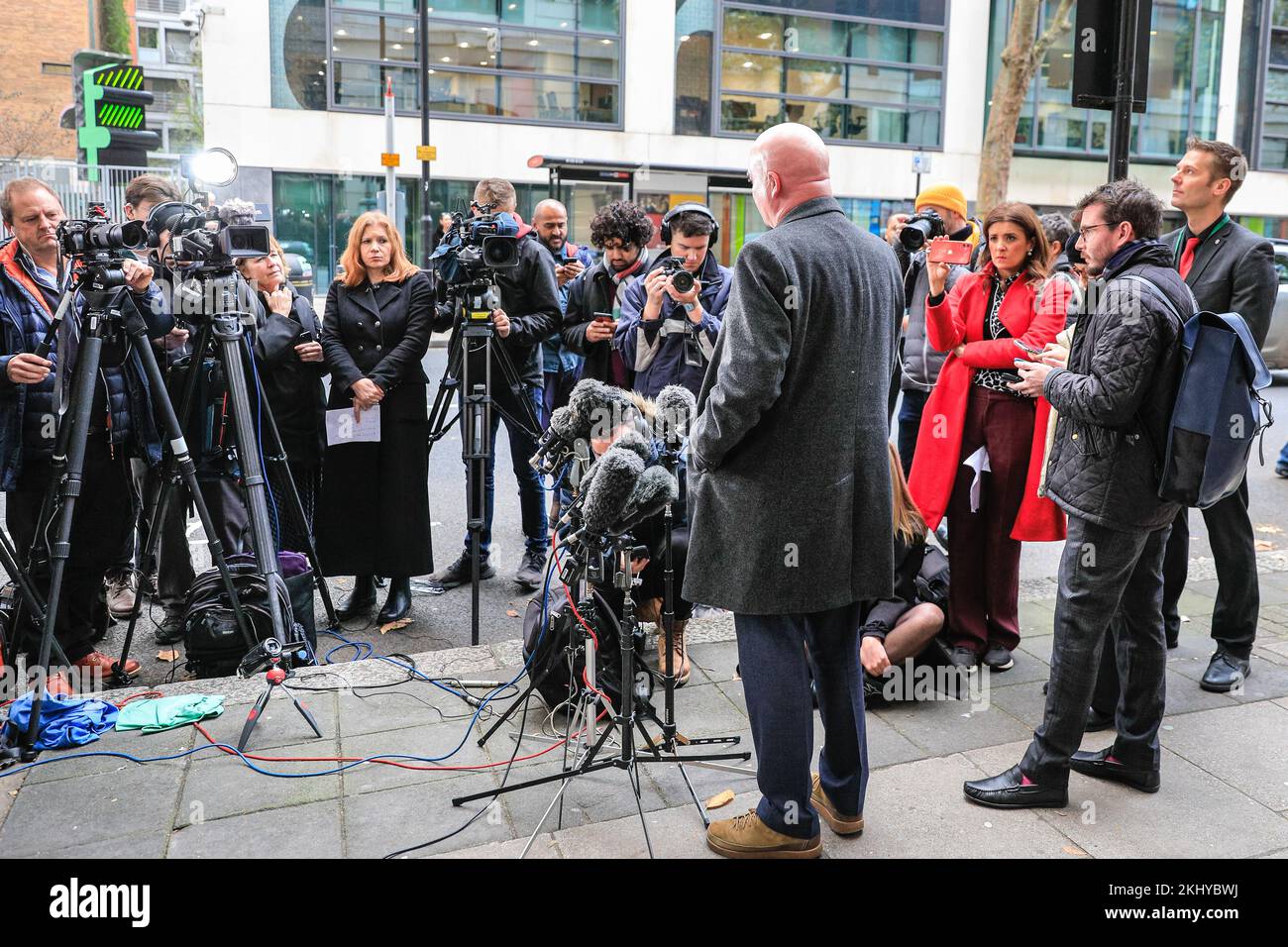 Westminster, Londres, Royaume-Uni. 24th novembre 2022. Mick Lynch parle après les pourparlers. Dans le but d'empêcher les grèves annoncées dans le secteur des transports durant la période qui a précédé Noël, le secrétaire aux Transports Mark Harper rencontre aujourd'hui le secrétaire général du Syndicat national des travailleurs des transports ferroviaires, maritimes et maritimes (RMT) Mick Lynch pour éviter un éventuel chaos dans le secteur des transports de vacances. La réunion a lieu au ministère des Transports. Credit: Imagetraceur/Alamy Live News Banque D'Images