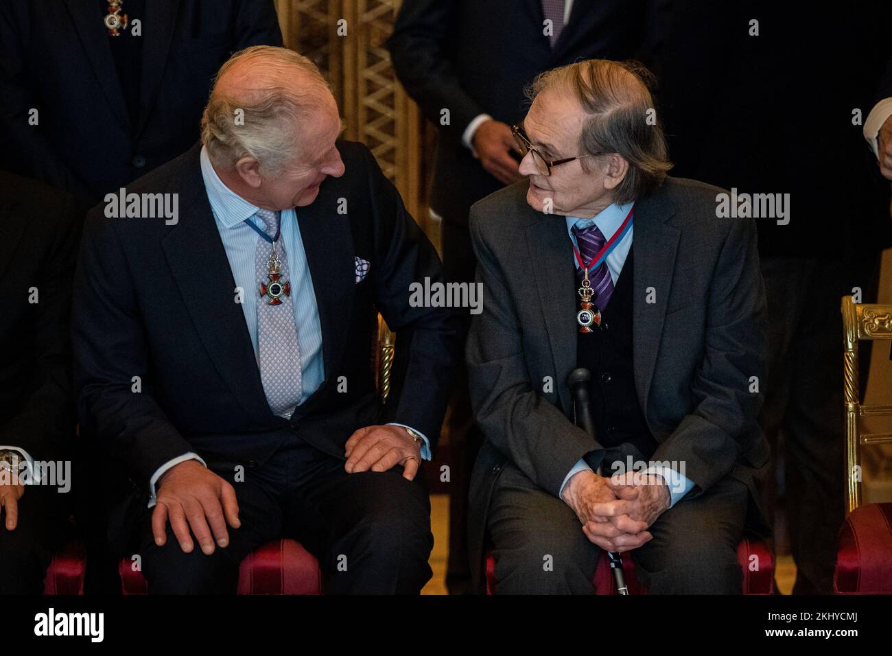 Le roi Charles III avec le professeur Sir Roger Penrose lors d'un déjeuner pour les membres de l'ordre du mérite à Buckingham Palace, Londres. Date de la photo: Jeudi 24 novembre 2022. Banque D'Images