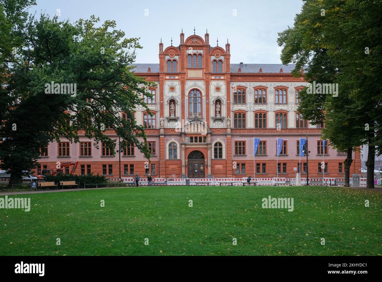 Rostock, Mecklembourg-Poméranie-Occidentale, Allemagne - Université de Rostock, bâtiment principal de l'université sur la place de l'université, zone piétonne dans l'ancien Banque D'Images