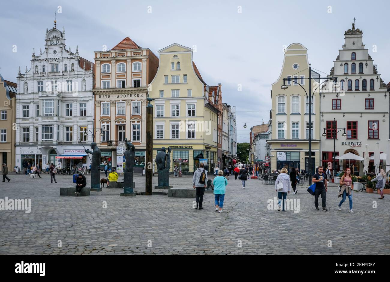 Rostock, Mecklembourg-Poméranie-Occidentale, Allemagne - Neuer Markt avec Moewenbrunnen, zone piétonne dans la vieille ville, Kroepeliner Strasse à l'arrière, la principale Banque D'Images