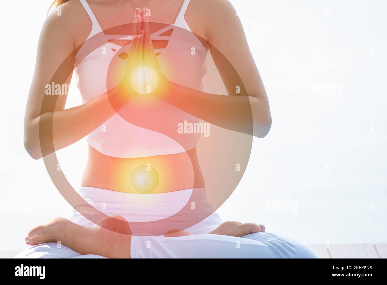 Jeune méditation spirituelle aura femme repliant les mains en position de prière, se sentant libre sur l'énergie de la nature. Banque D'Images