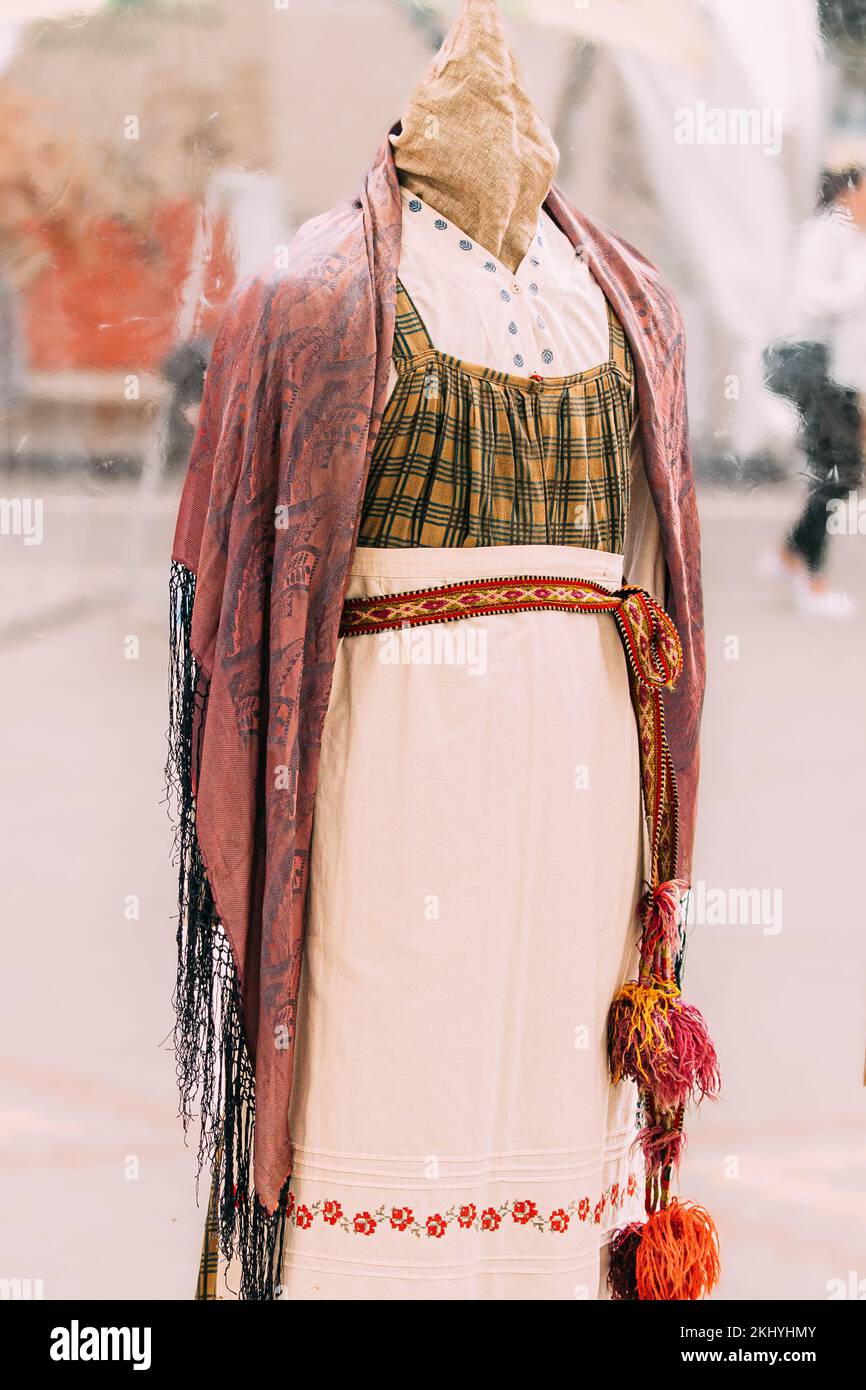Vêtements traditionnels biélorusses brodés avec ceinture en osier. Variété d'ornements et de couleurs. Culture biélorusse. Symboles nationaux. Banque D'Images