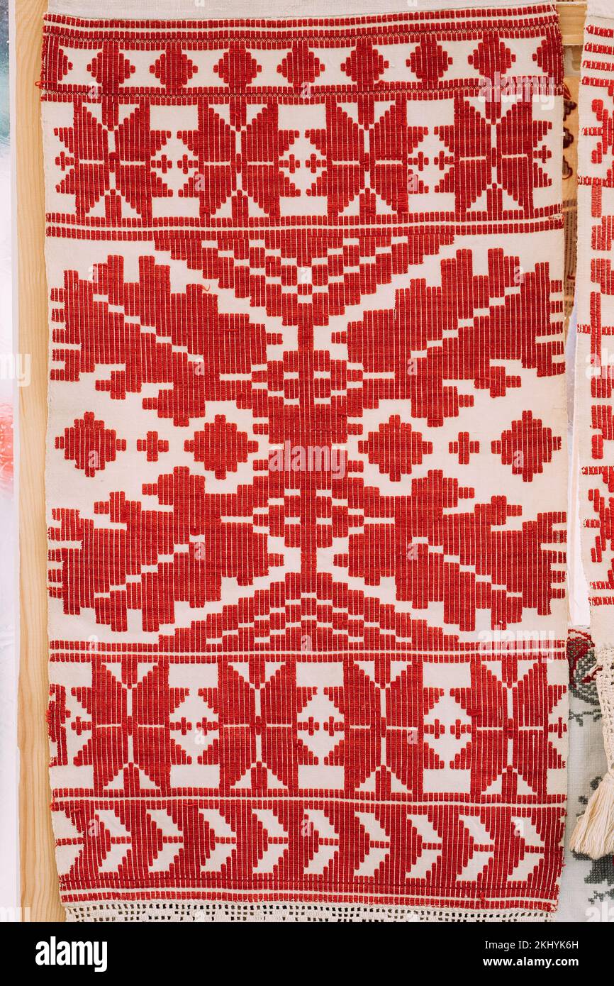 Rushnyk biélorusse traditionnel. Rushnik est un tissu décoratif et rituel. Fait de lin ou de coton, il représente généralement des dessins tissés ou brodés, Sy Banque D'Images
