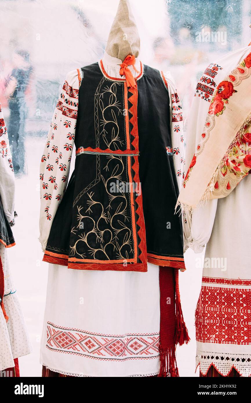 Culture biélorusse. Symboles nationaux. Vêtements traditionnels biélorusses brodés. Variété d'ornements et de couleurs. Banque D'Images