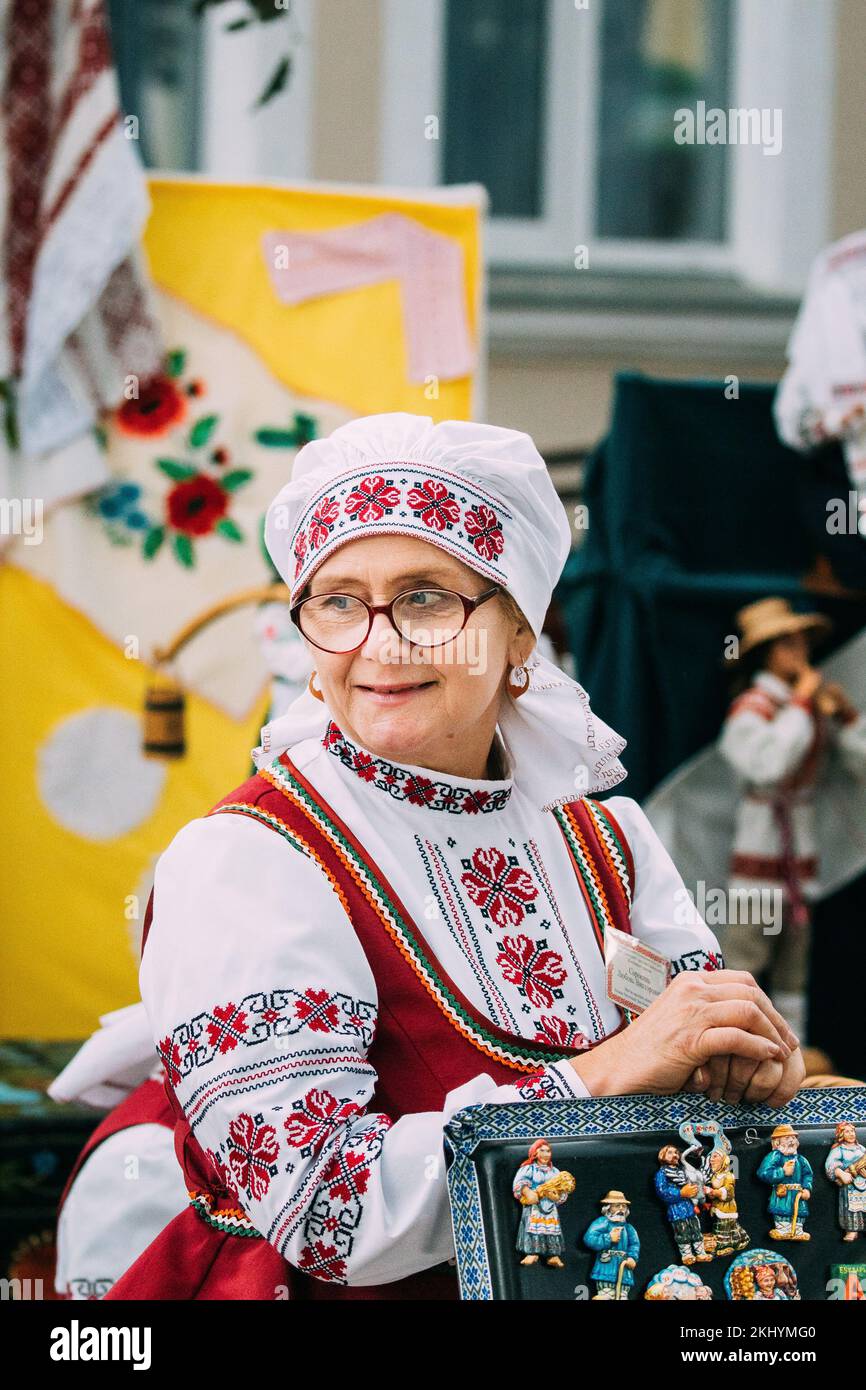 Weaver femme âgée en vêtements biélorusses brodés traditionnels. Festival folklorique de Minsk, Biélorussie. Banque D'Images