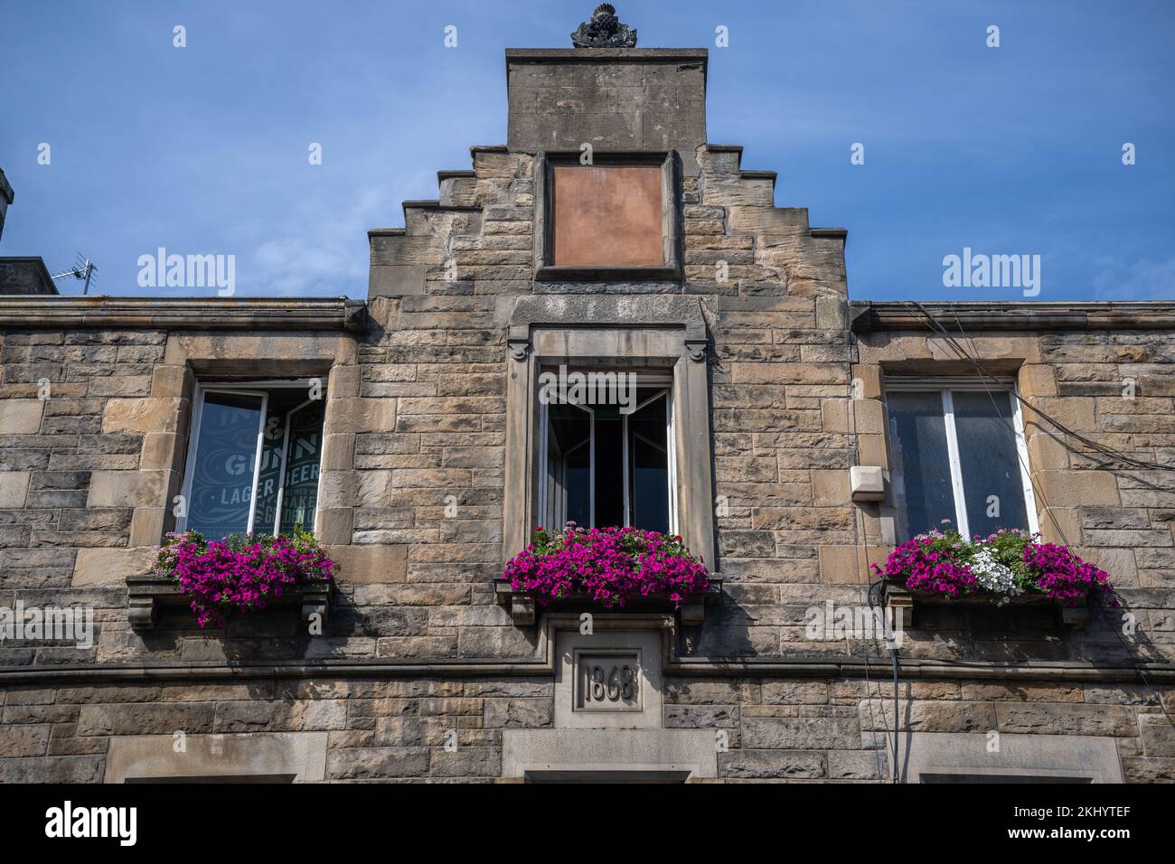 Des jardinières colorées sur la façade de l'auberge 19th Centrum Beehive, dans le Grassmarket historique d'Édimbourg. Banque D'Images