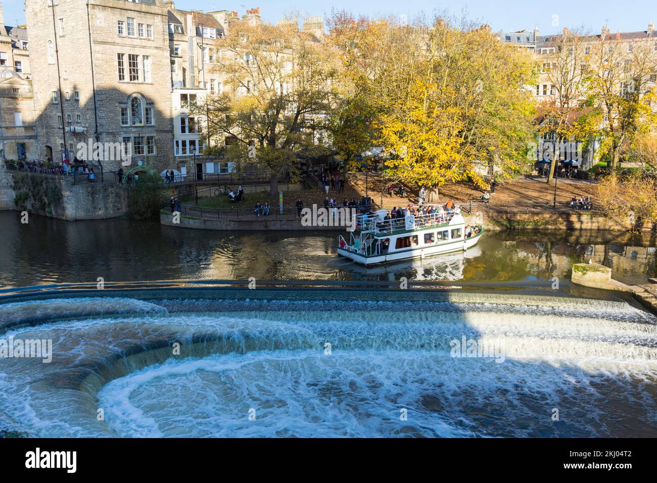 Excursion en bateau sur la rivière Pulteney Cruisers à Pulteney Weir sur la rivière Avon à Bath Spa, Somerset, Angleterre, Royaume-Uni Banque D'Images