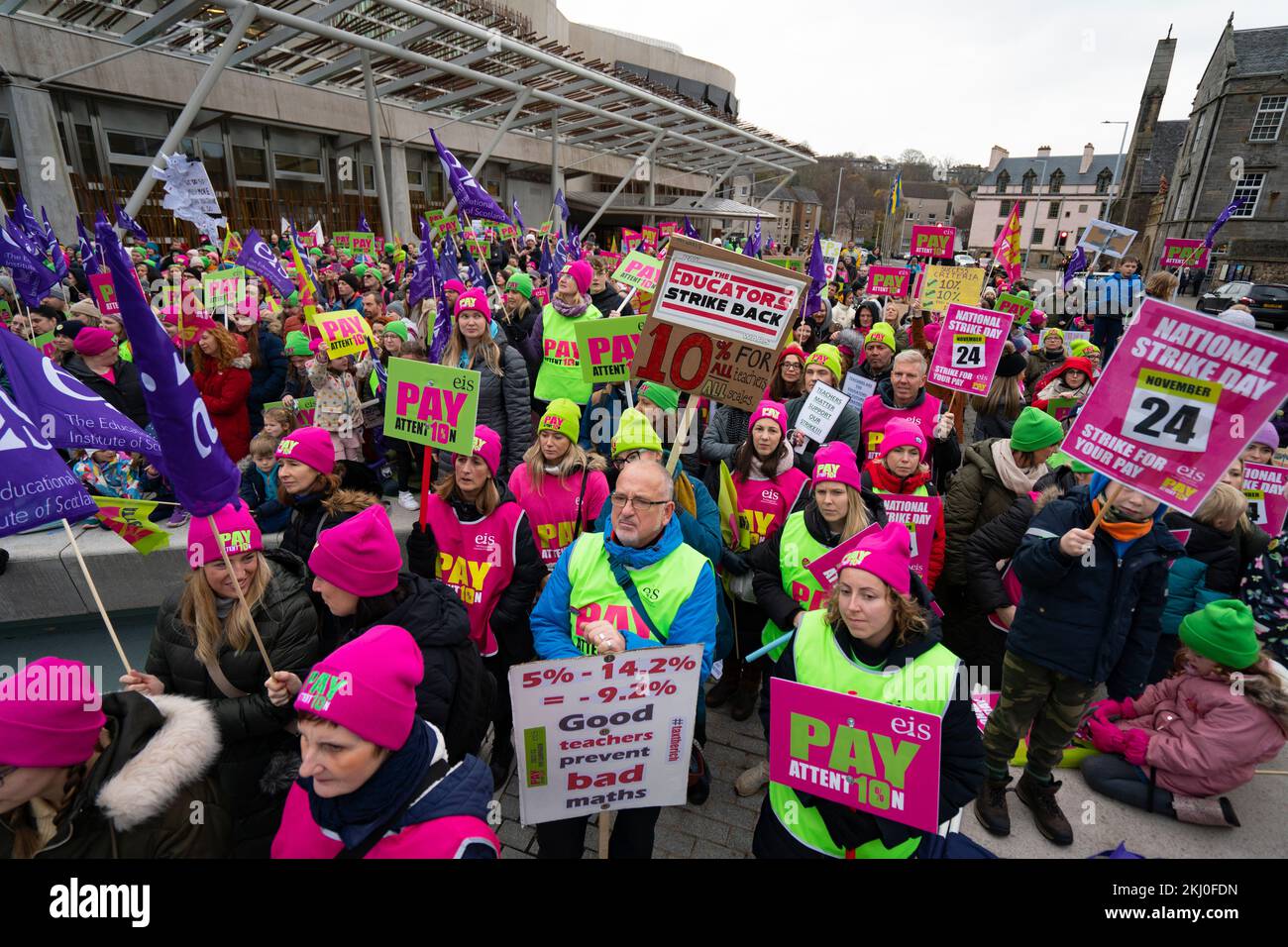 Édimbourg, Écosse, Royaume-Uni. 24th novembre 2022. Des professeurs en grève de l'EIS assistent aujourd'hui à un rassemblement au Parlement écossais à Holyrood, à Édimbourg. Toutes les écoles d'Écosse sont fermées aujourd'hui en raison d'une action de grève du syndicat EIS causée par leur litige en cours concernant une offre de salaire qui a été rejetée. Iain Masterton/Alay Live News Banque D'Images