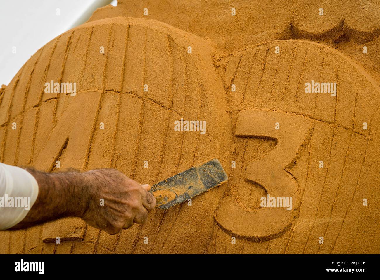 constructeur de sculptures de sable travaillant sur une sculpture de sable Banque D'Images