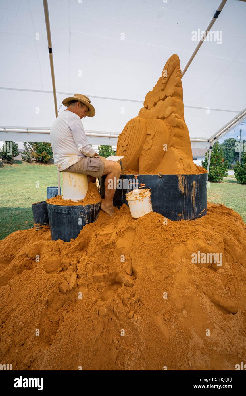 constructeur de sculptures de sable travaillant sur une sculpture de sable Banque D'Images
