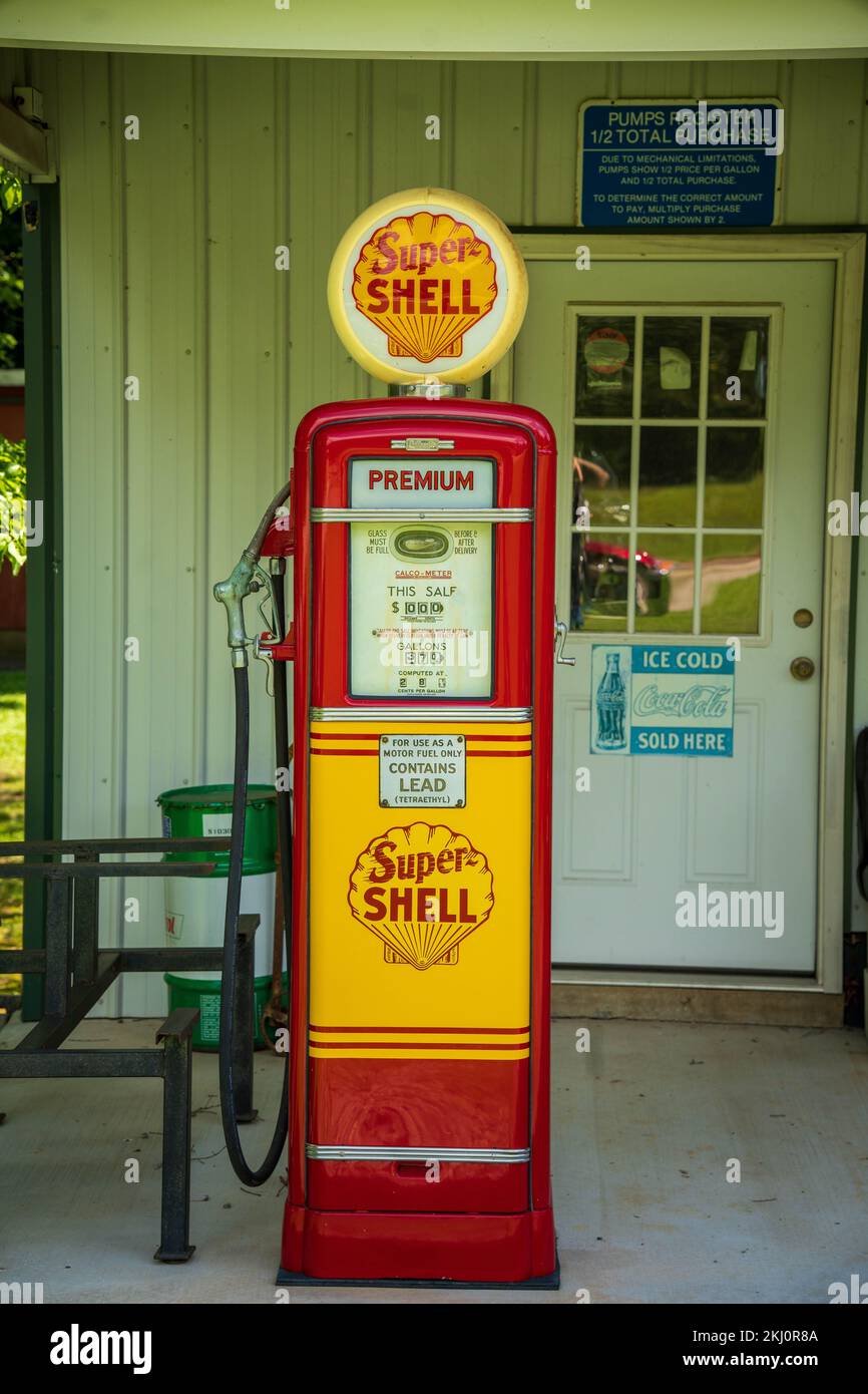Ancien garage de bord de route rénové avec Harley Davidson moto Banque D'Images