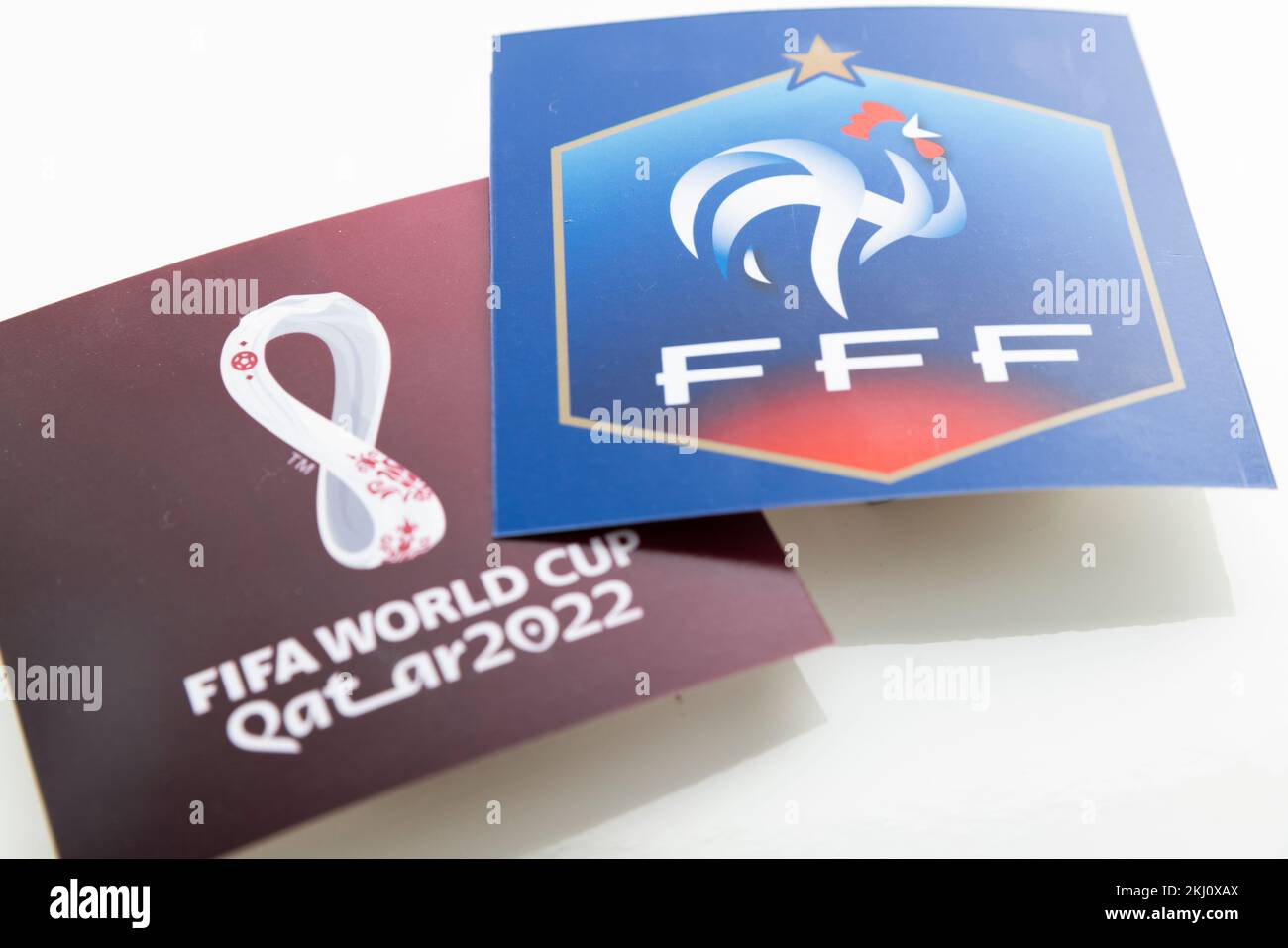 LONDRES, Royaume-Uni - décembre 2022 : logo de l'équipe nationale de football de France avec logo de la coupe du monde du Qatar Banque D'Images