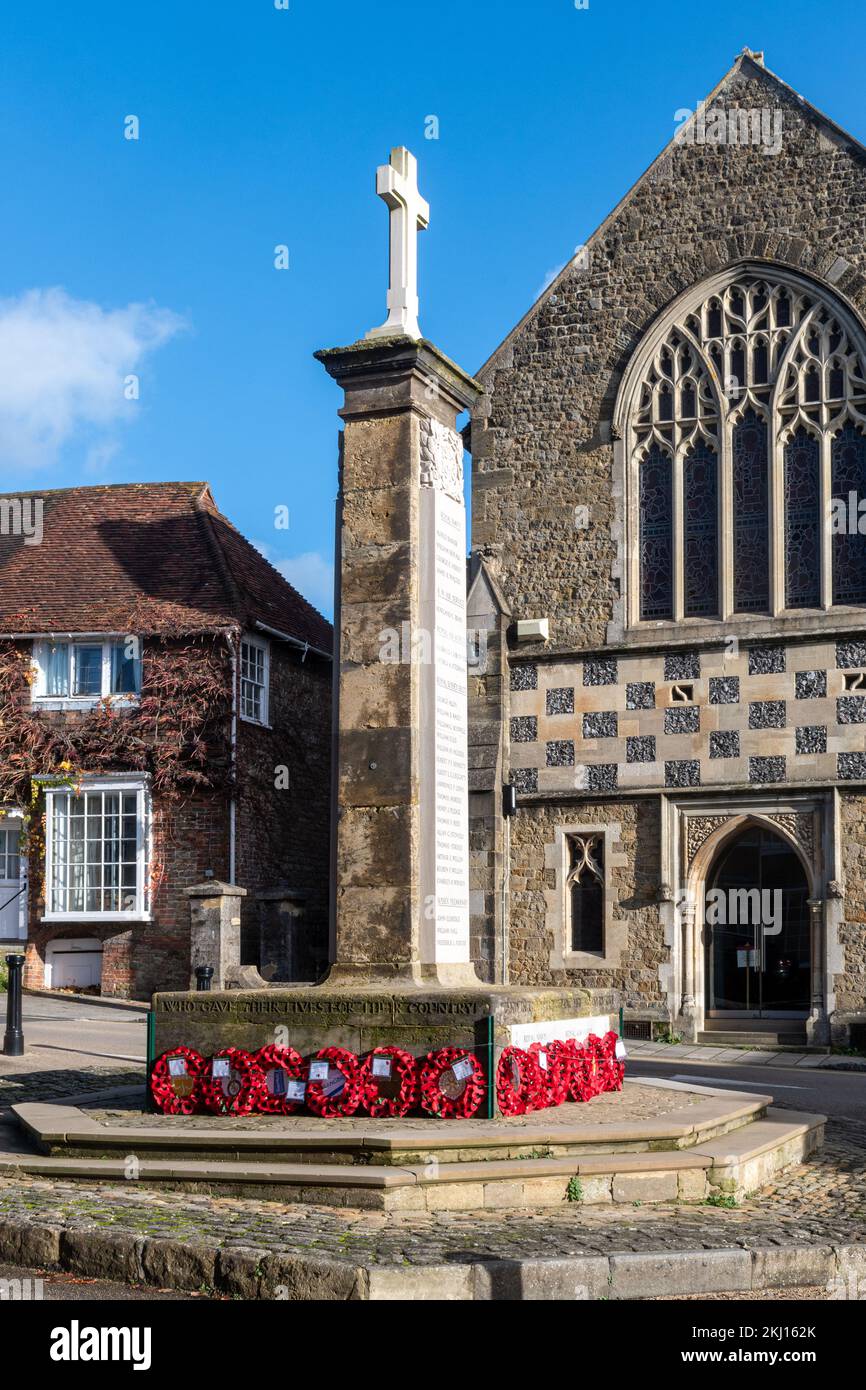 Mémorial de guerre entouré de couronnes de pavot devant l'église paroissiale, Midhurst, West Sussex, Angleterre, Royaume-Uni, En novembre 2022 Banque D'Images