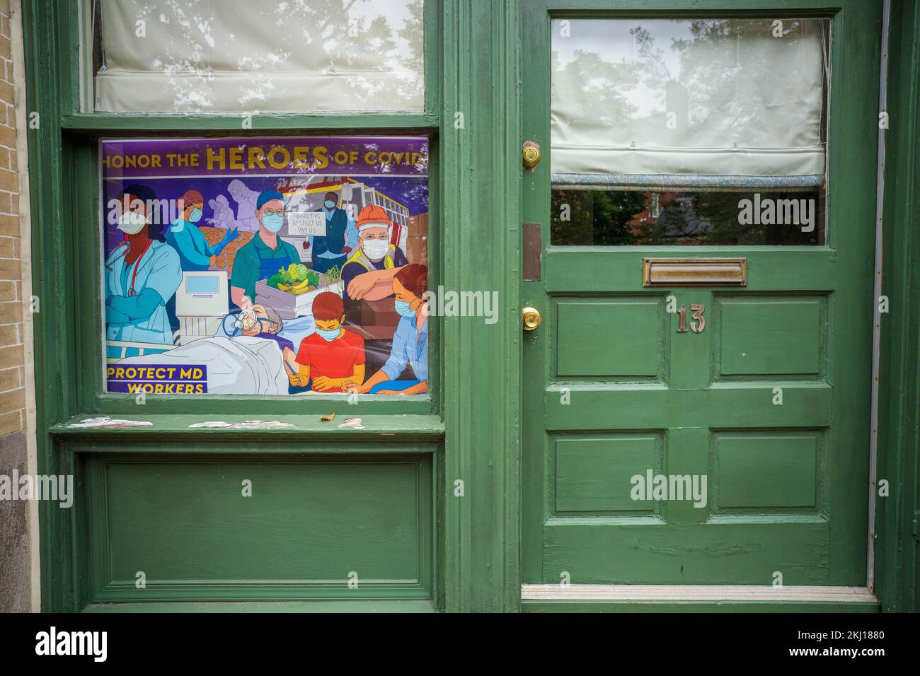 Porte d'entrée verte avec une affiche sur la fenêtre et remerciements pour les employés covid Banque D'Images