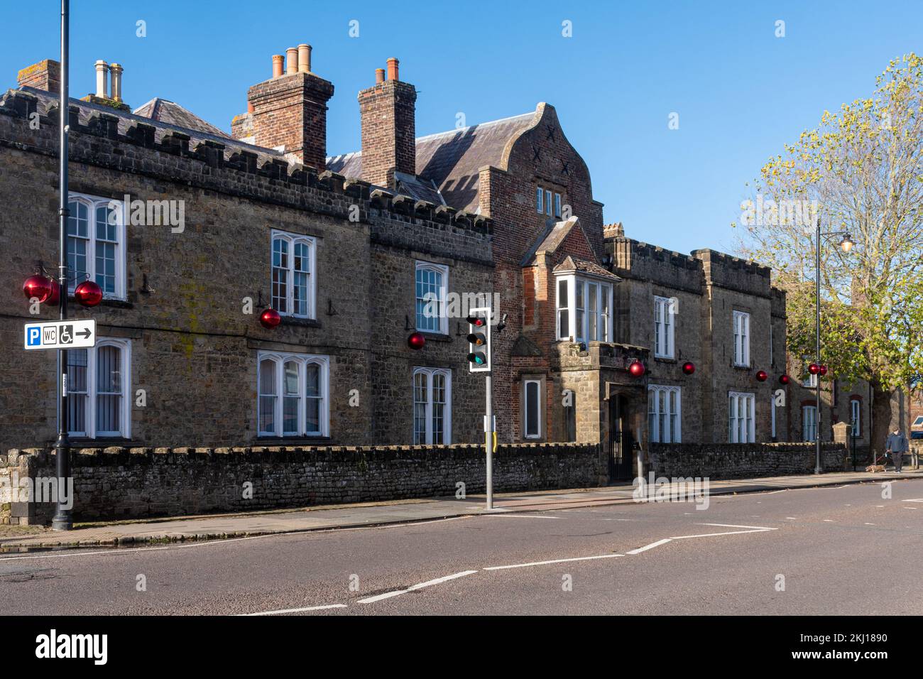 Ancienne école de grammaire (Capron House, l'ancienne école) à Midhurst, West Sussex, Angleterre, Royaume-Uni, avec décorations de Noël Banque D'Images