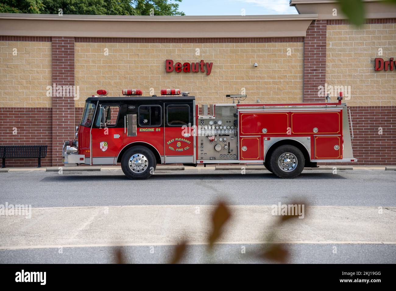 Camion-moteur de brigade d'incendie avec le panneau 'Beauti' et laisse en premier plan Banque D'Images